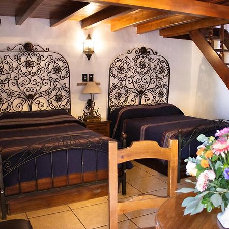 Hotel Los Escudos Пацкуаро Экстерьер фото