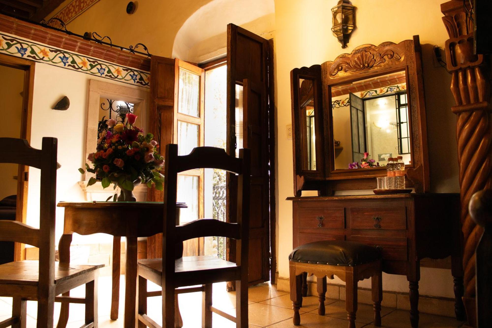 Hotel Los Escudos Пацкуаро Экстерьер фото
