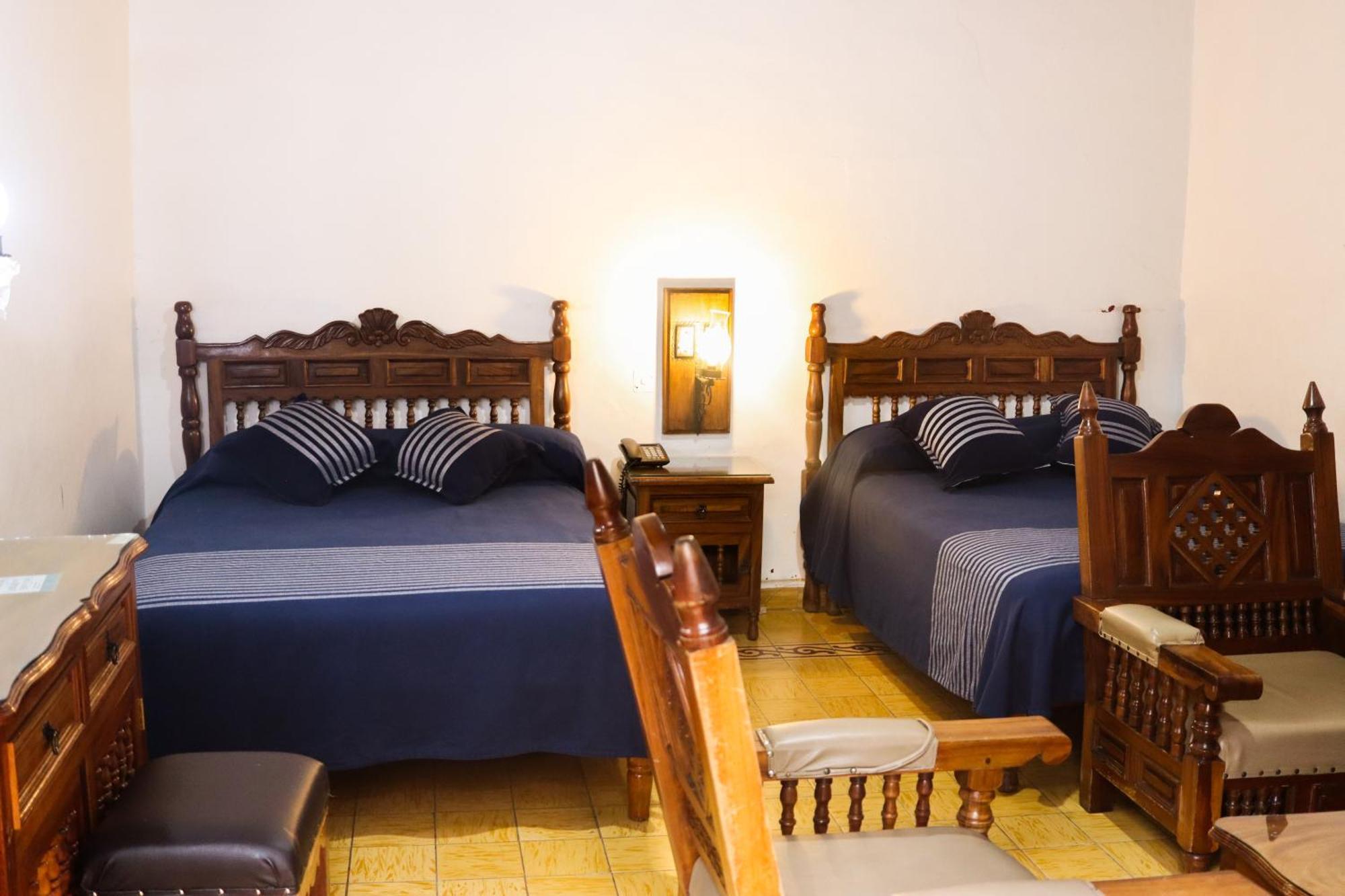 Hotel Los Escudos Пацкуаро Экстерьер фото