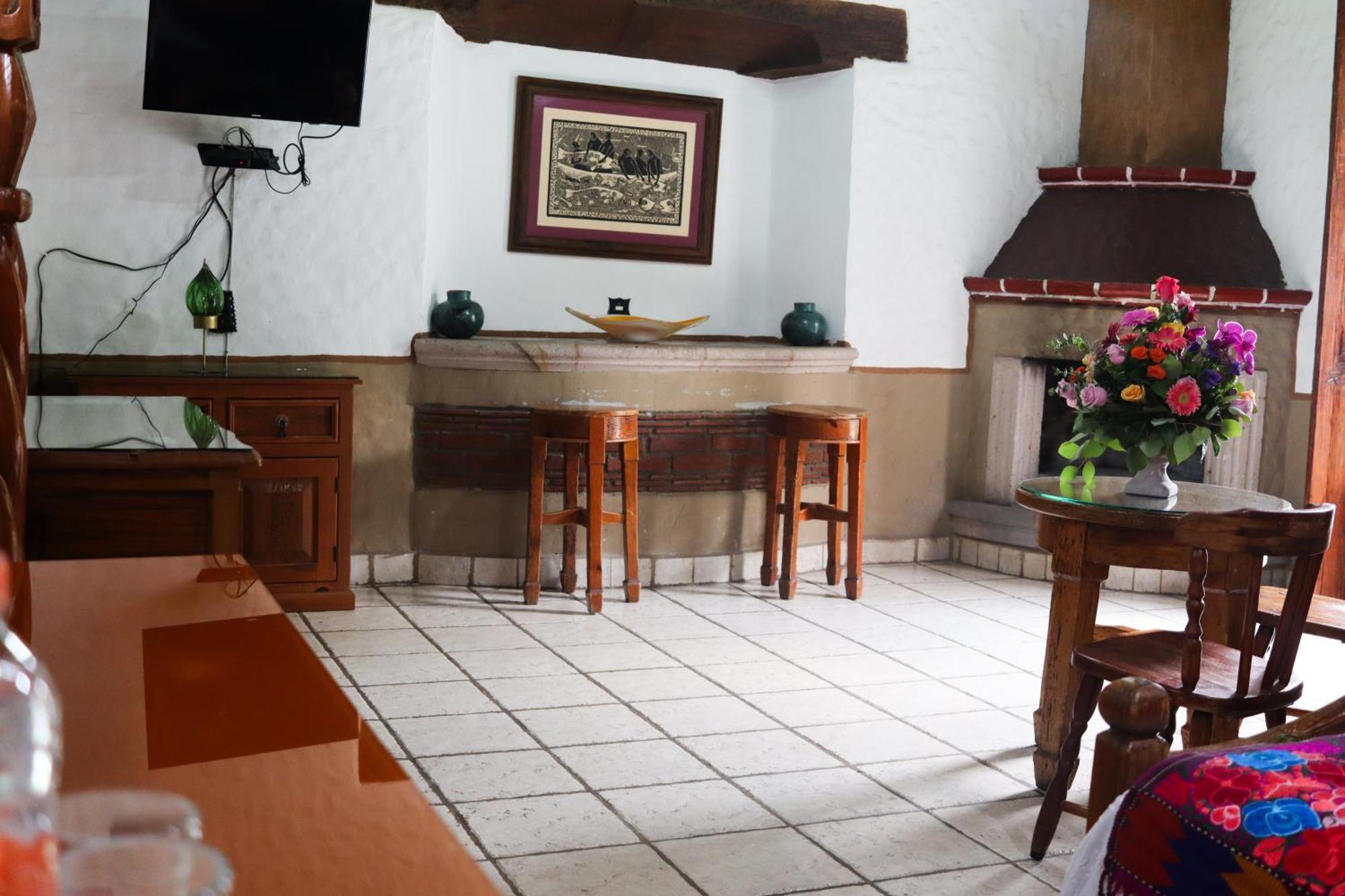 Hotel Los Escudos Пацкуаро Экстерьер фото