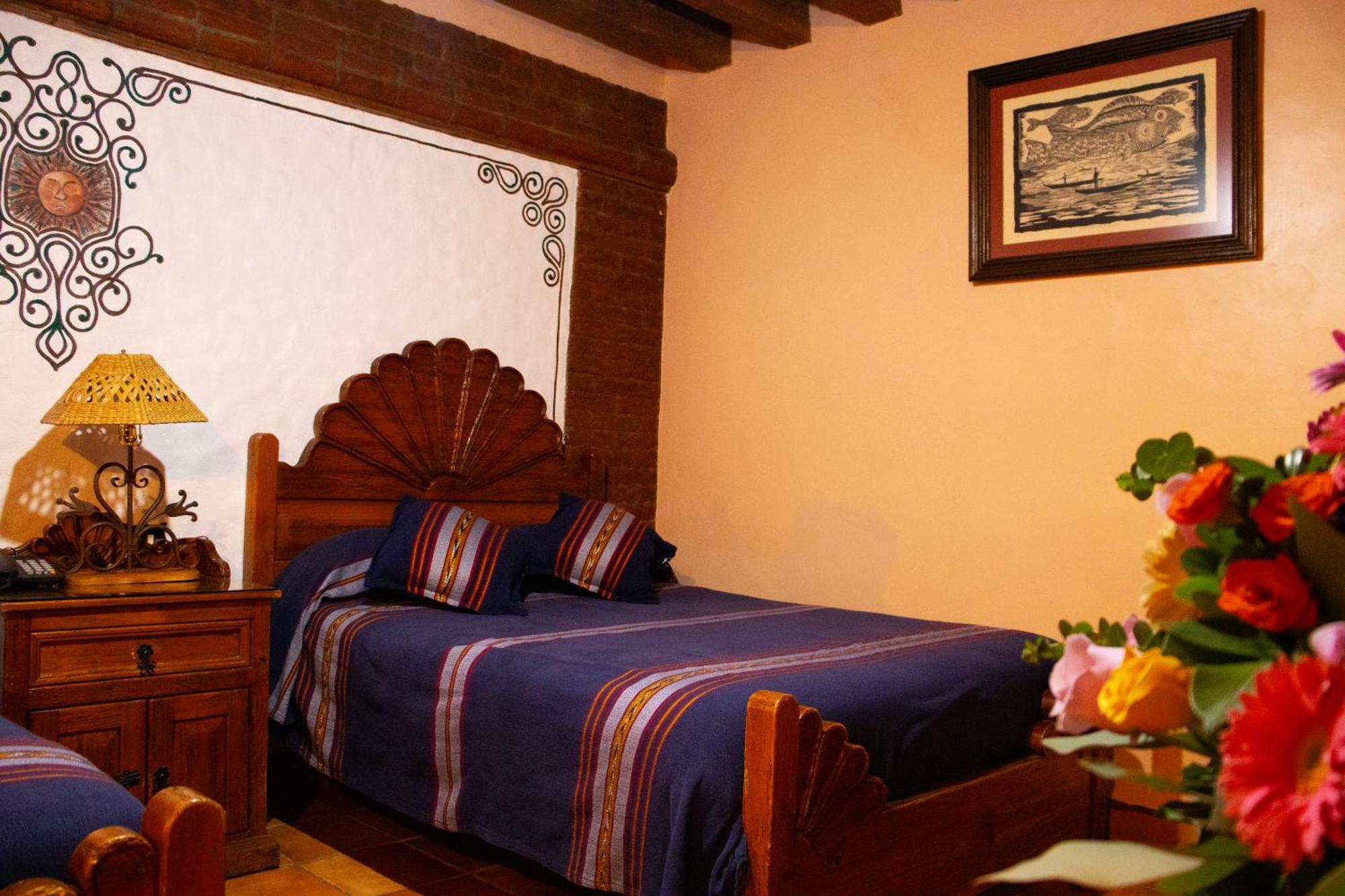 Hotel Los Escudos Пацкуаро Экстерьер фото