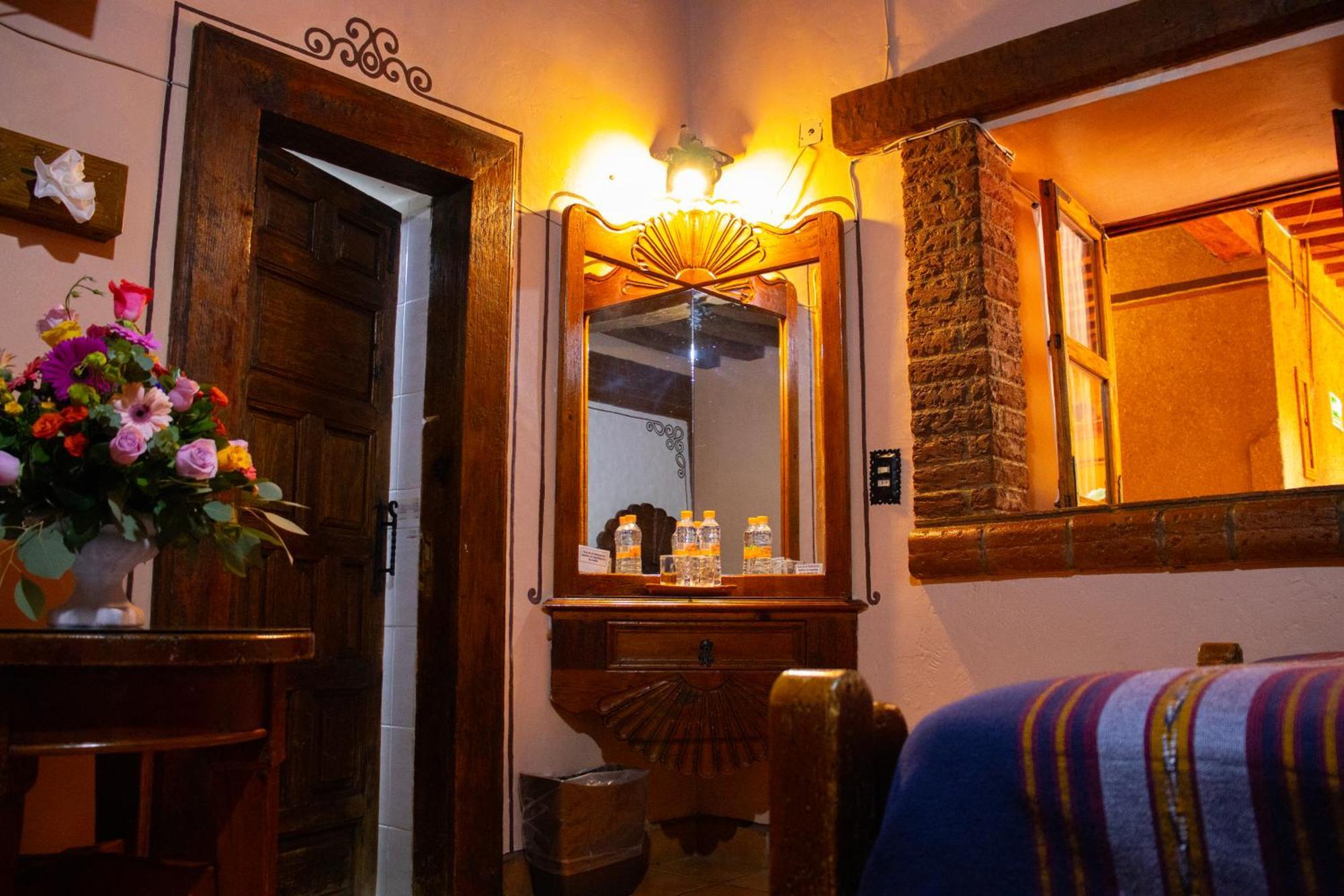 Hotel Los Escudos Пацкуаро Экстерьер фото
