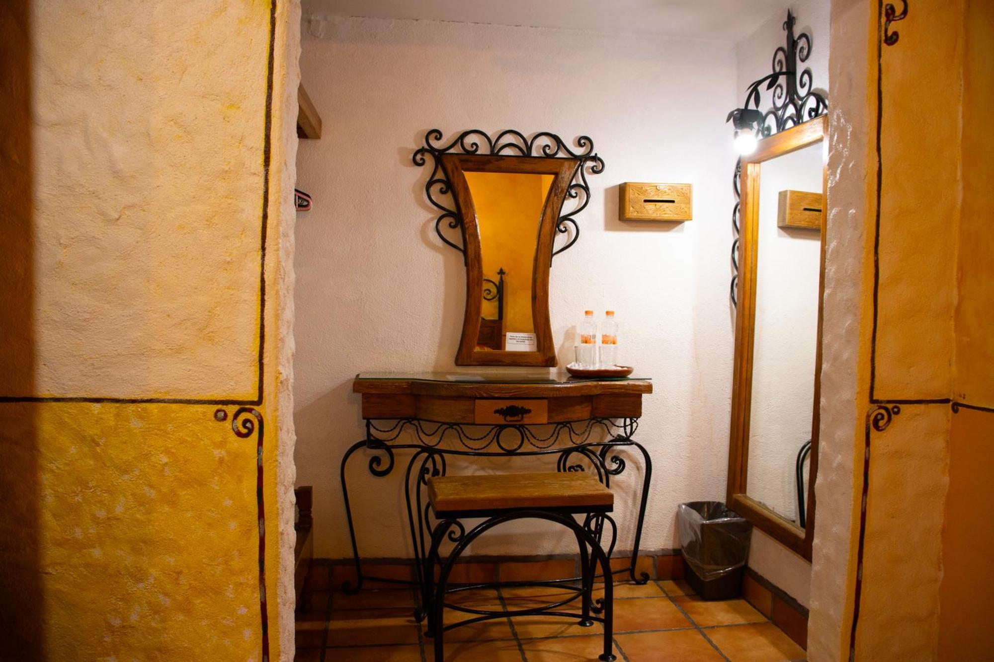 Hotel Los Escudos Пацкуаро Экстерьер фото