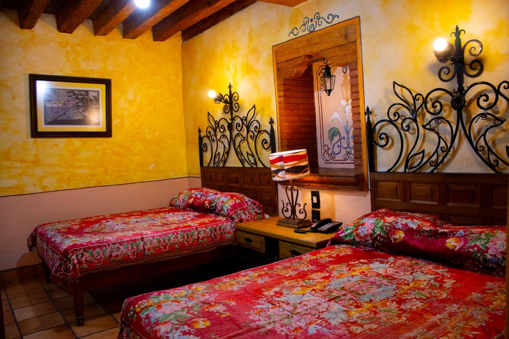 Hotel Los Escudos Пацкуаро Экстерьер фото