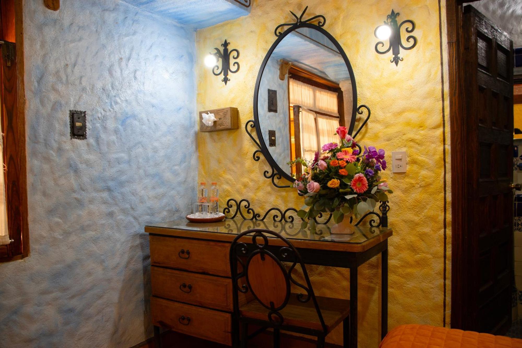 Hotel Los Escudos Пацкуаро Экстерьер фото