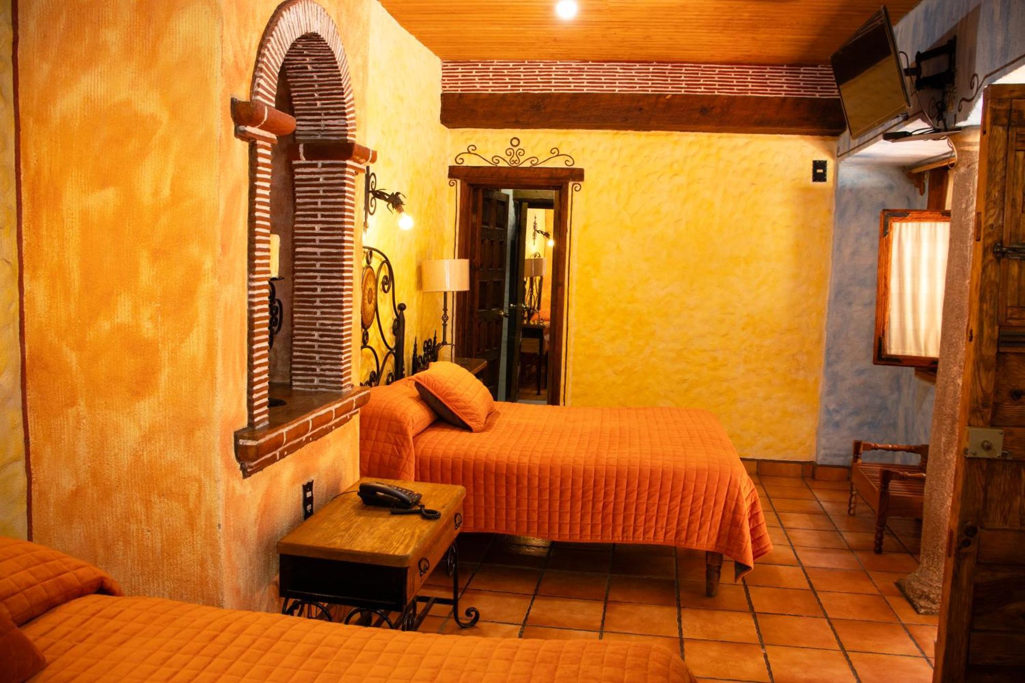 Hotel Los Escudos Пацкуаро Экстерьер фото
