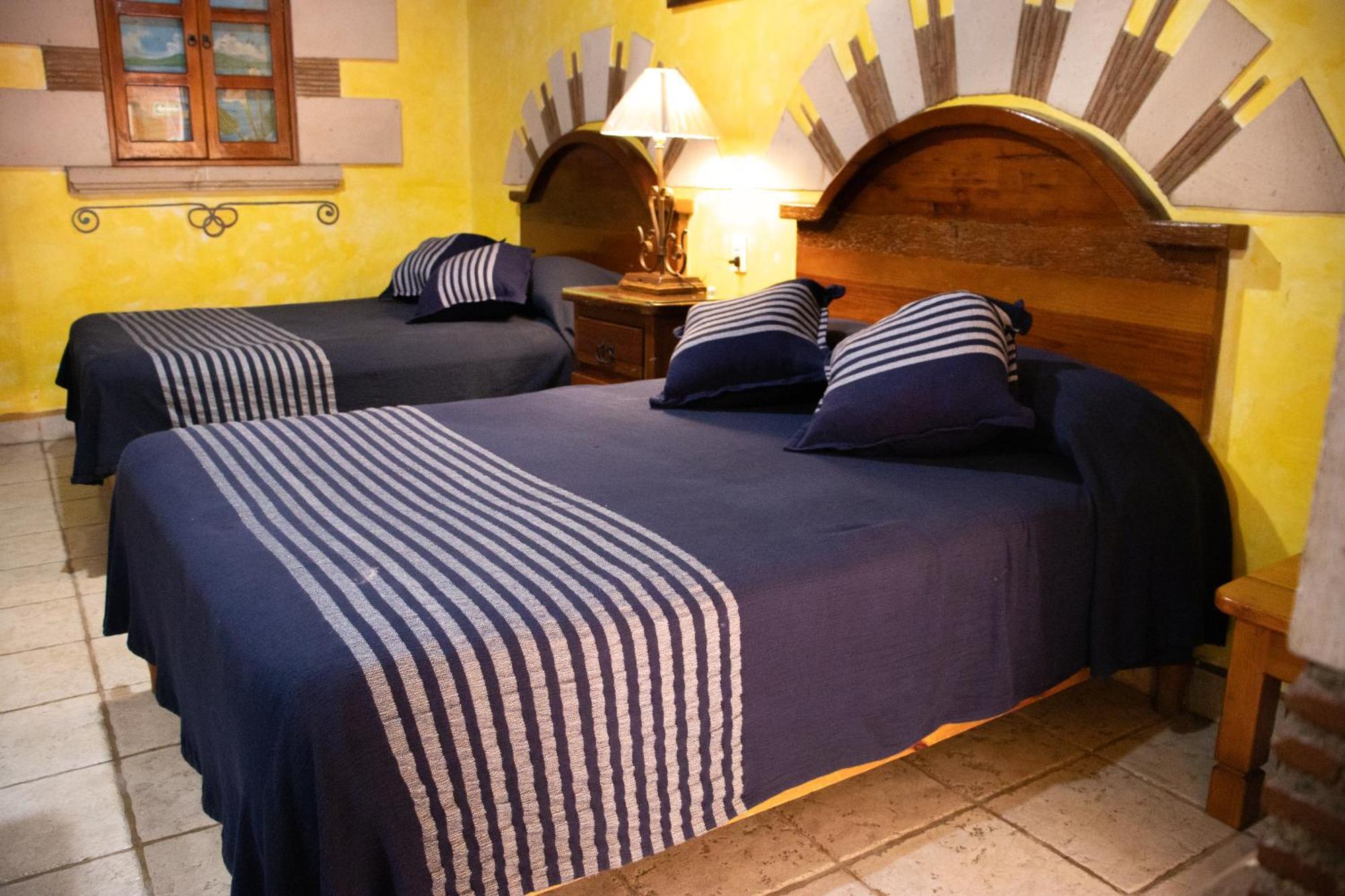 Hotel Los Escudos Пацкуаро Экстерьер фото