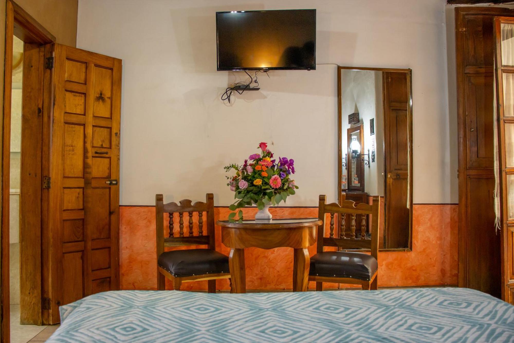 Hotel Los Escudos Пацкуаро Экстерьер фото