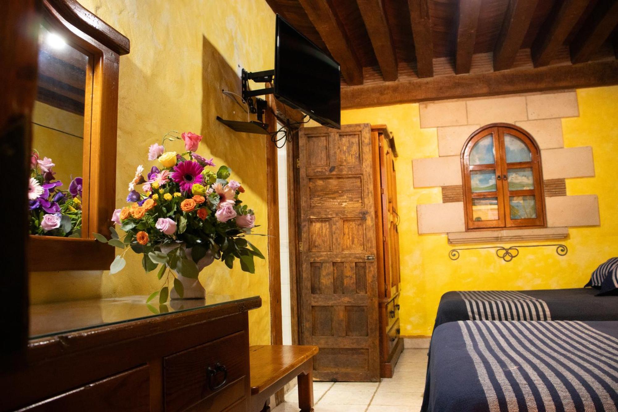 Hotel Los Escudos Пацкуаро Экстерьер фото