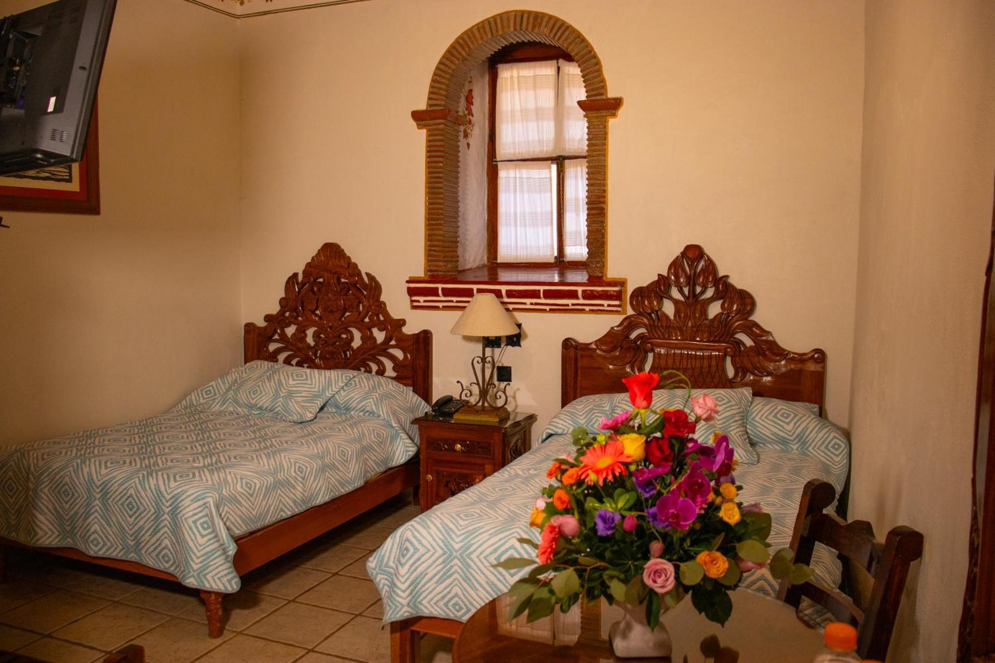 Hotel Los Escudos Пацкуаро Экстерьер фото