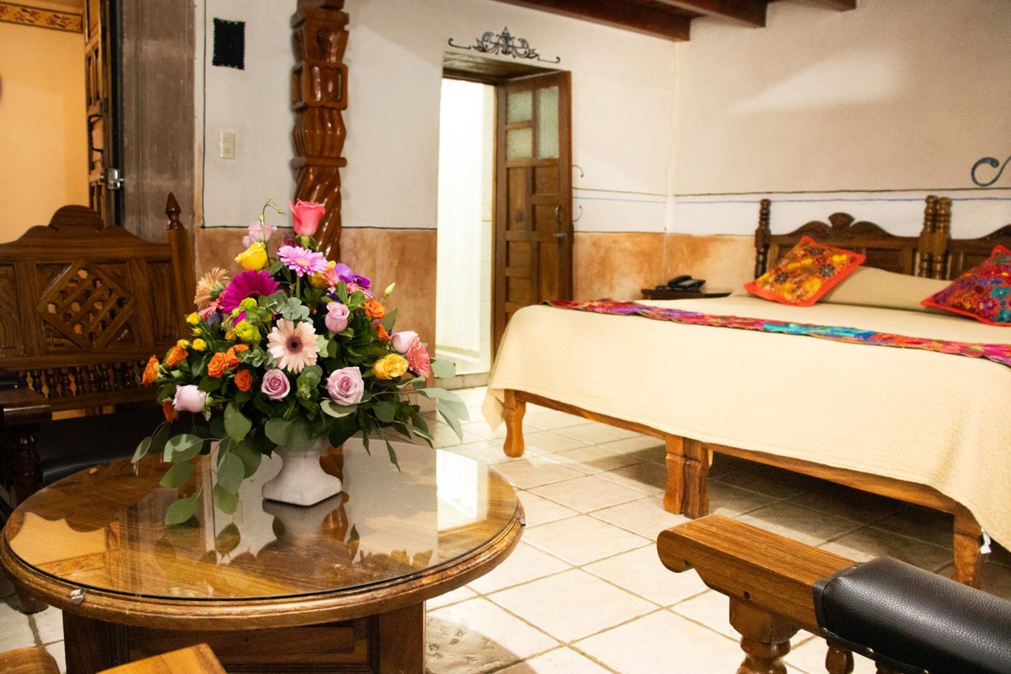 Hotel Los Escudos Пацкуаро Экстерьер фото