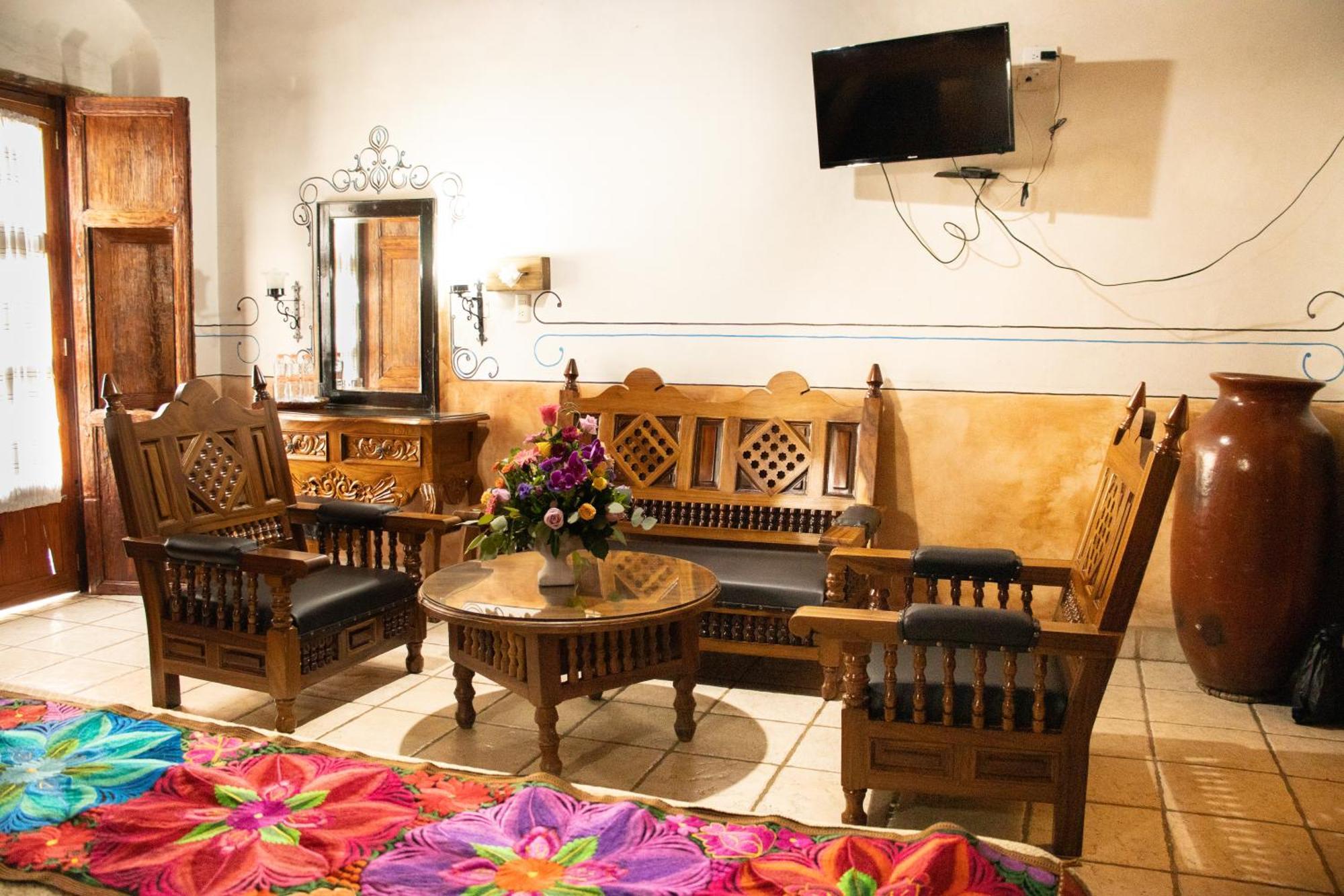 Hotel Los Escudos Пацкуаро Экстерьер фото
