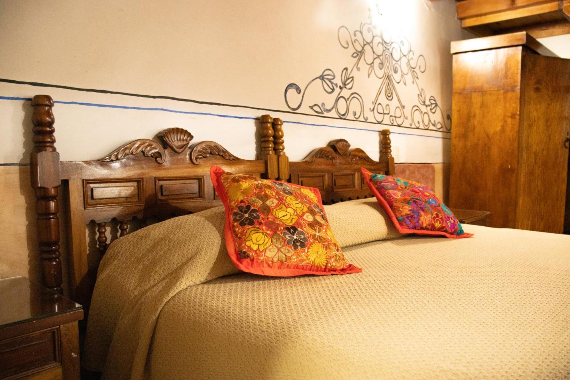 Hotel Los Escudos Пацкуаро Экстерьер фото