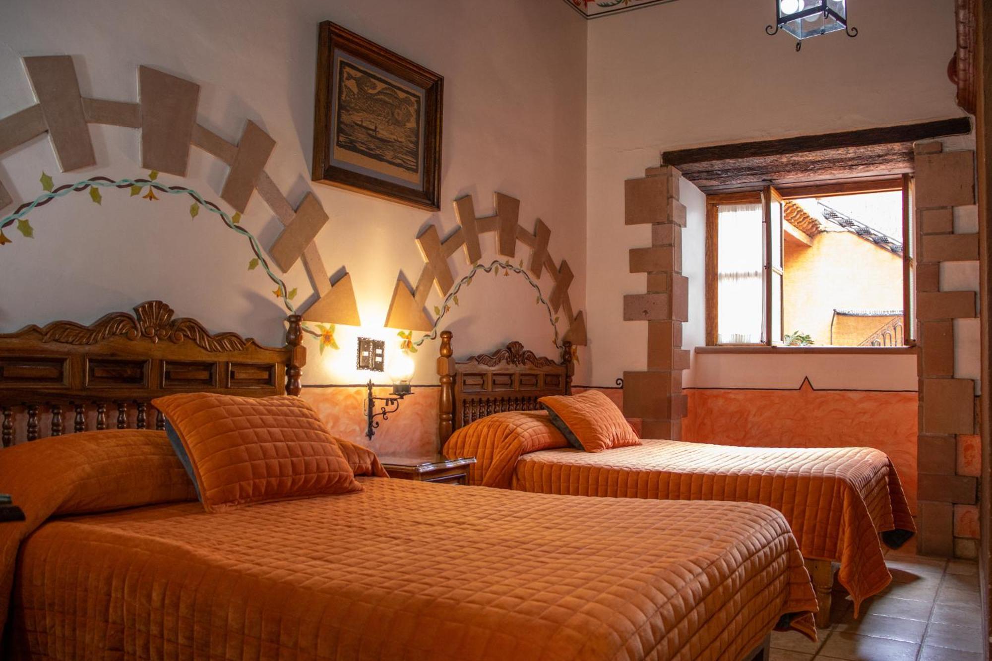 Hotel Los Escudos Пацкуаро Экстерьер фото