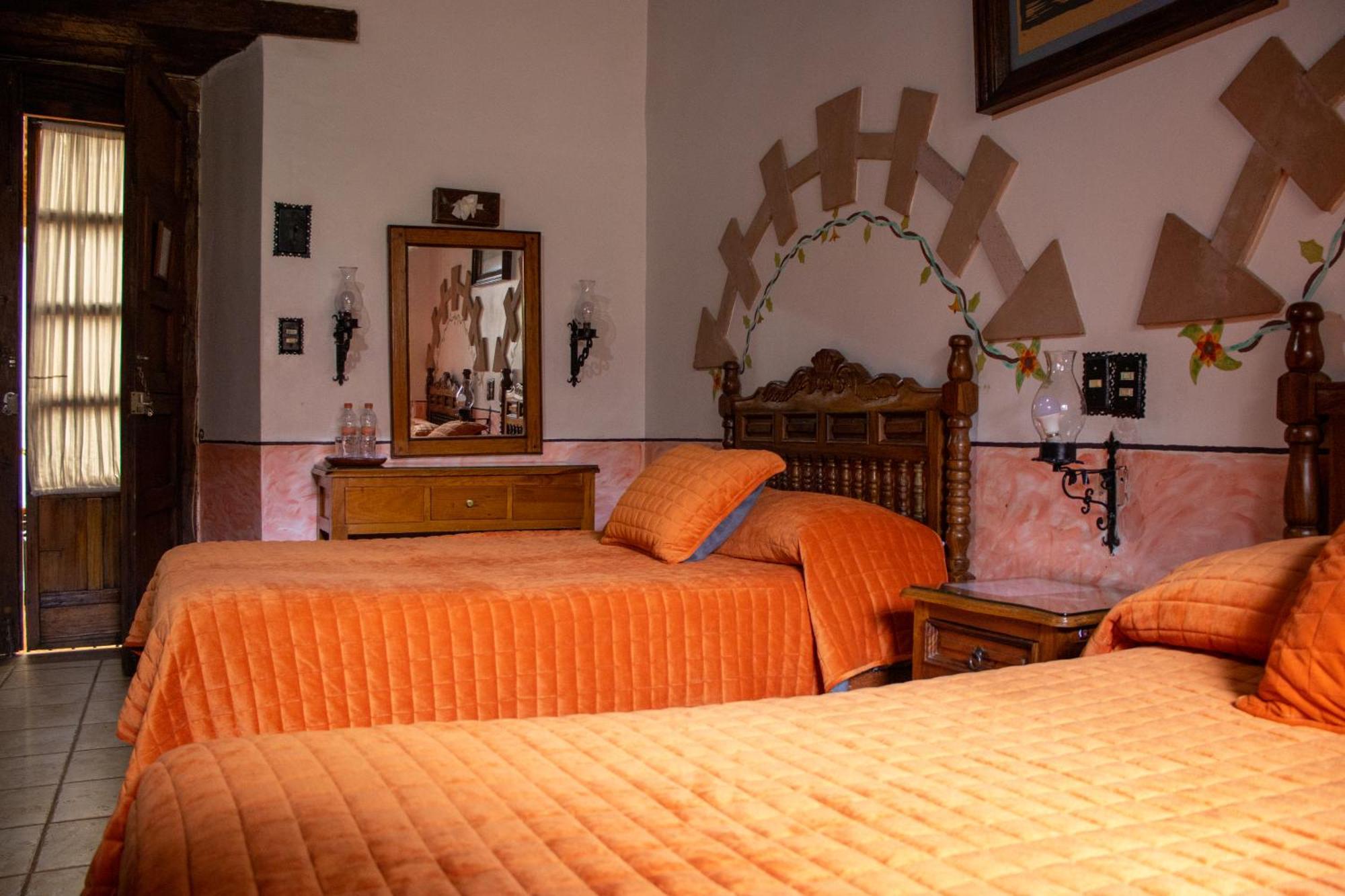 Hotel Los Escudos Пацкуаро Экстерьер фото