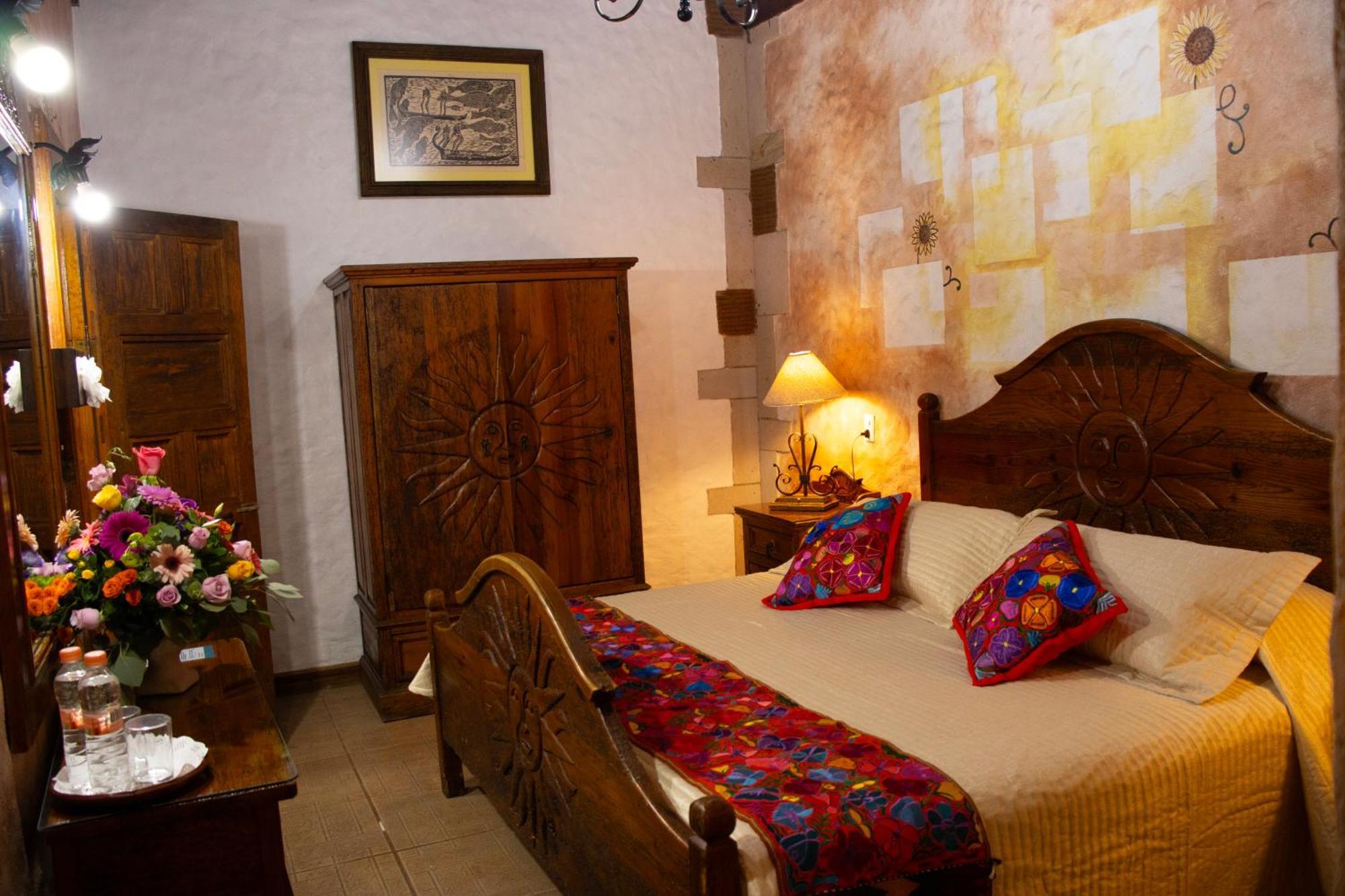 Hotel Los Escudos Пацкуаро Экстерьер фото