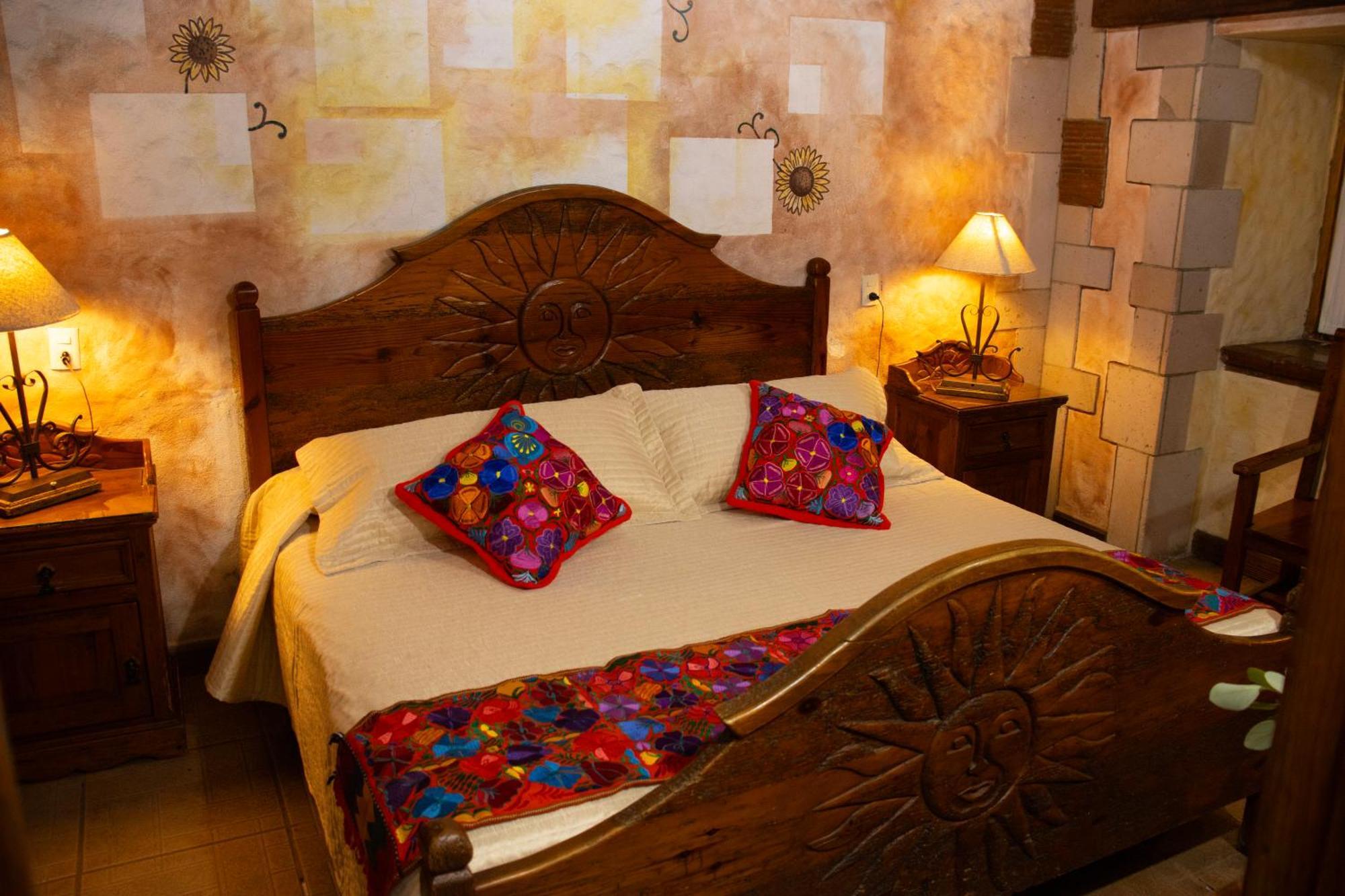Hotel Los Escudos Пацкуаро Экстерьер фото