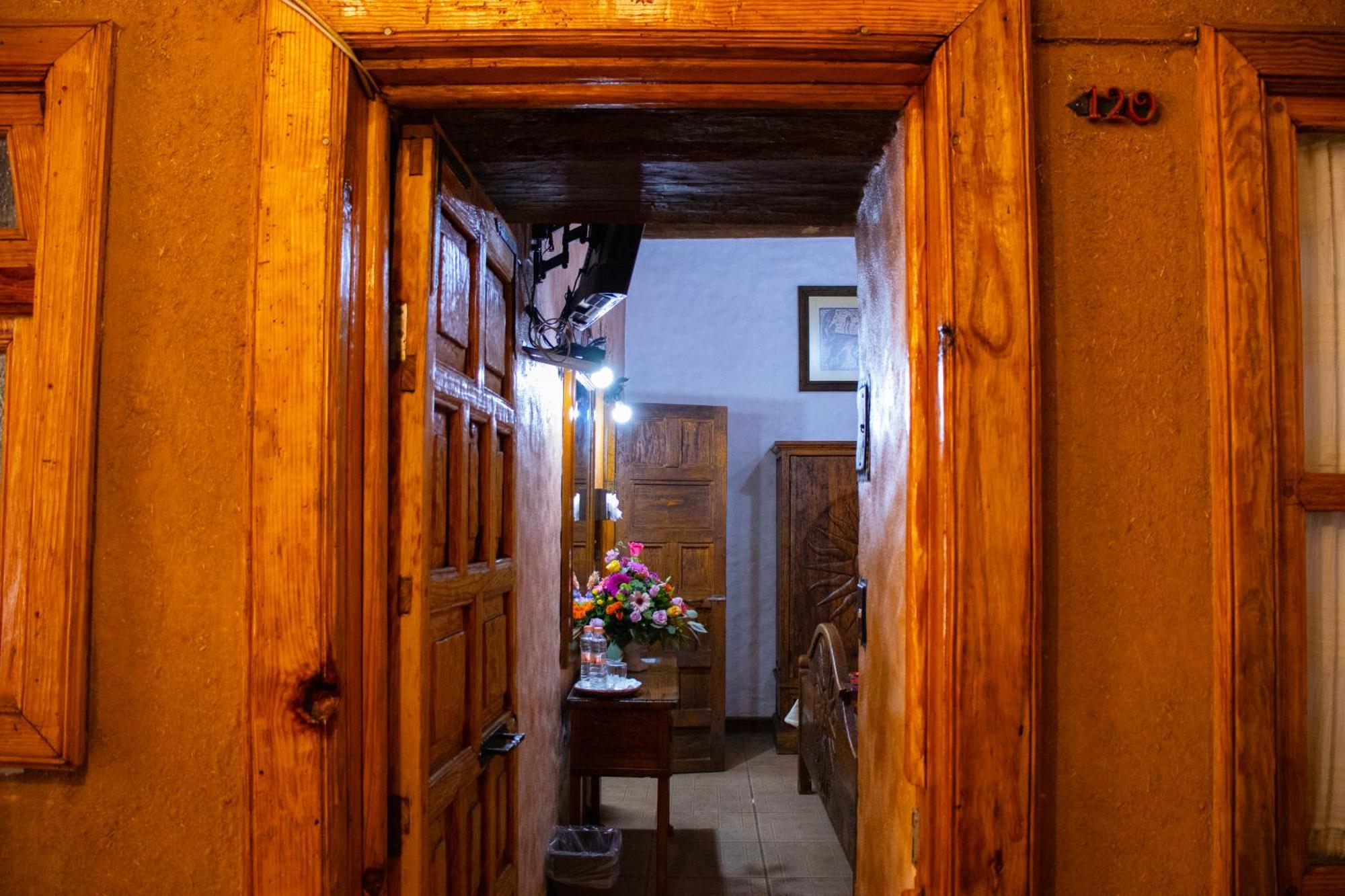 Hotel Los Escudos Пацкуаро Экстерьер фото