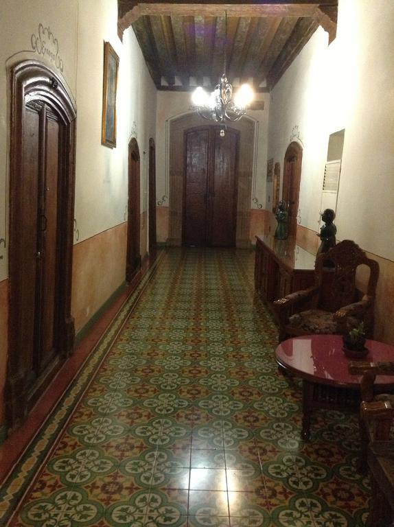 Hotel Los Escudos Пацкуаро Экстерьер фото