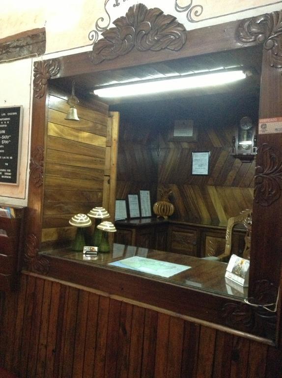 Hotel Los Escudos Пацкуаро Экстерьер фото