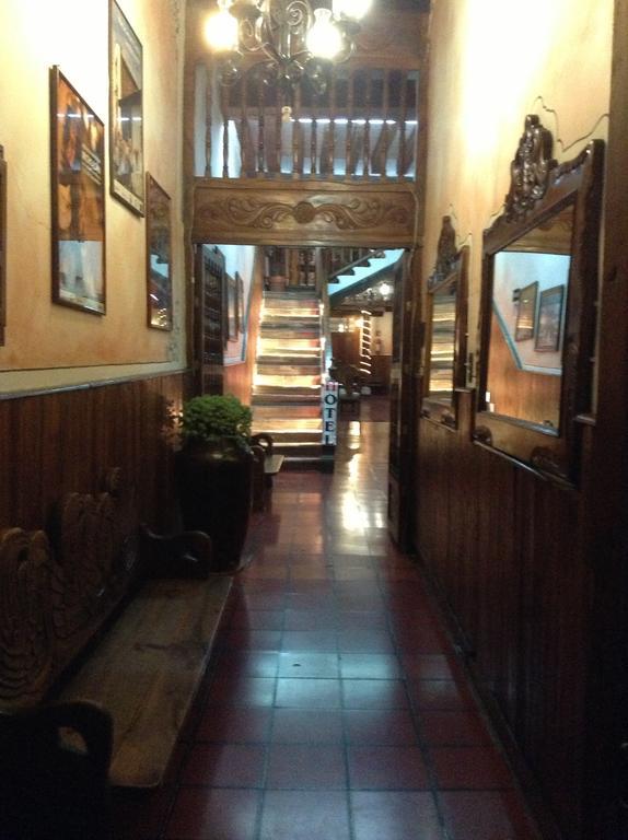 Hotel Los Escudos Пацкуаро Экстерьер фото