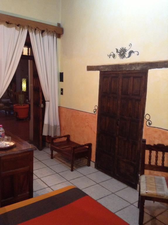 Hotel Los Escudos Пацкуаро Экстерьер фото