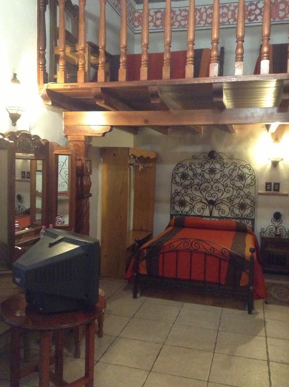 Hotel Los Escudos Пацкуаро Экстерьер фото