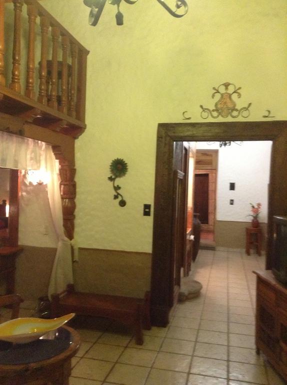 Hotel Los Escudos Пацкуаро Экстерьер фото