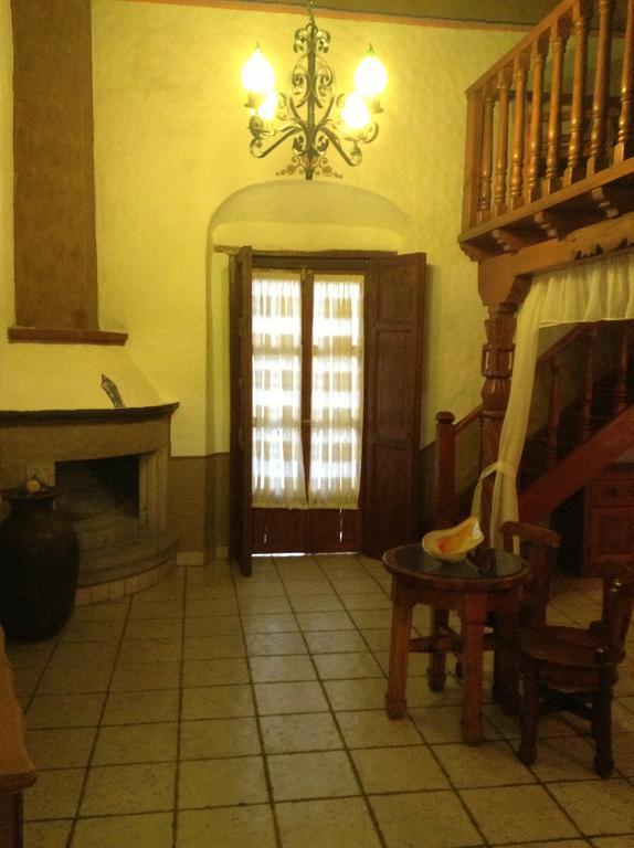 Hotel Los Escudos Пацкуаро Экстерьер фото