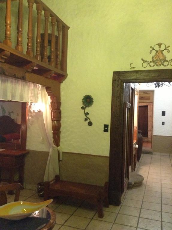 Hotel Los Escudos Пацкуаро Экстерьер фото
