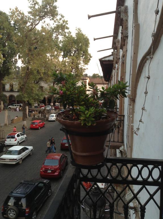Hotel Los Escudos Пацкуаро Экстерьер фото