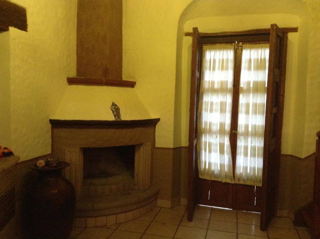 Hotel Los Escudos Пацкуаро Экстерьер фото