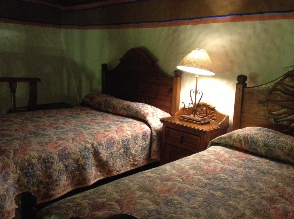 Hotel Los Escudos Пацкуаро Номер фото