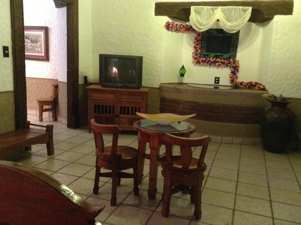 Hotel Los Escudos Пацкуаро Экстерьер фото