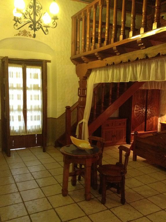 Hotel Los Escudos Пацкуаро Экстерьер фото