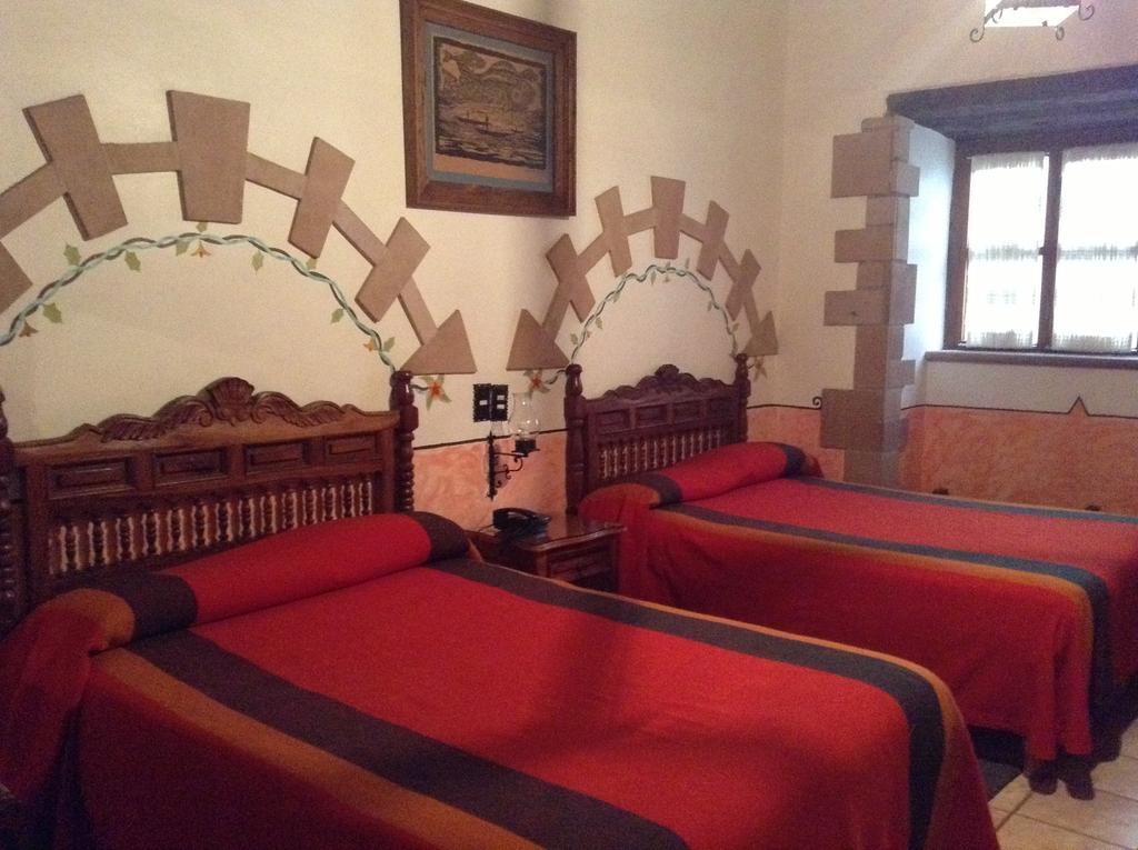 Hotel Los Escudos Пацкуаро Экстерьер фото