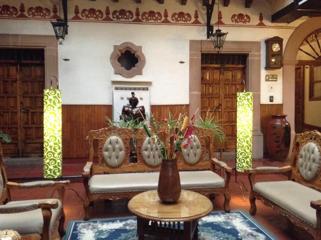 Hotel Los Escudos Пацкуаро Экстерьер фото